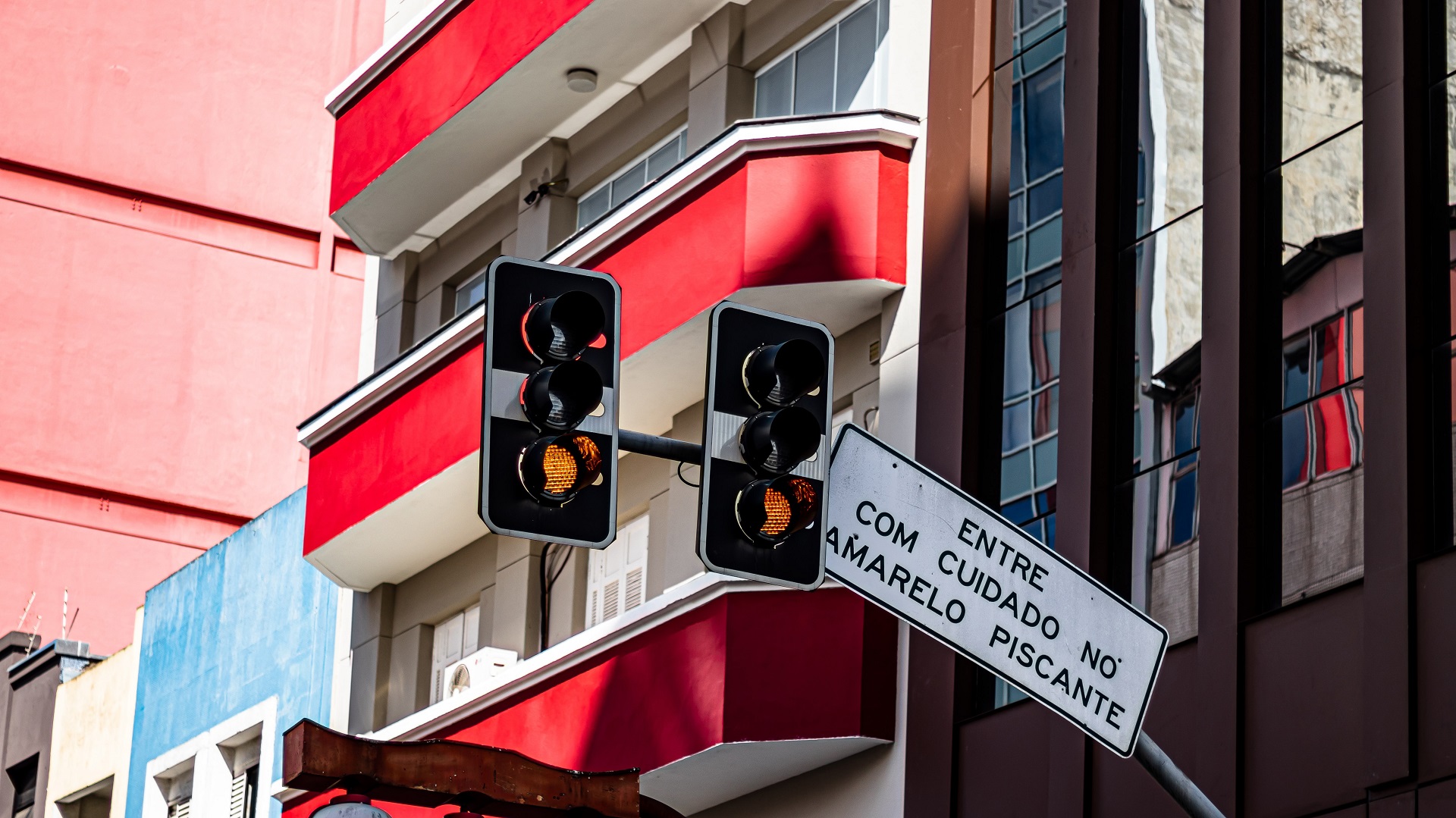 IA do Google quer diminuir as paradas nos semáforos de São Paulo