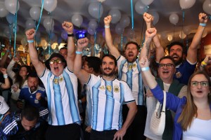 Brasileiros vestem azul e branco na Mooca para torcer por Messi na Copa