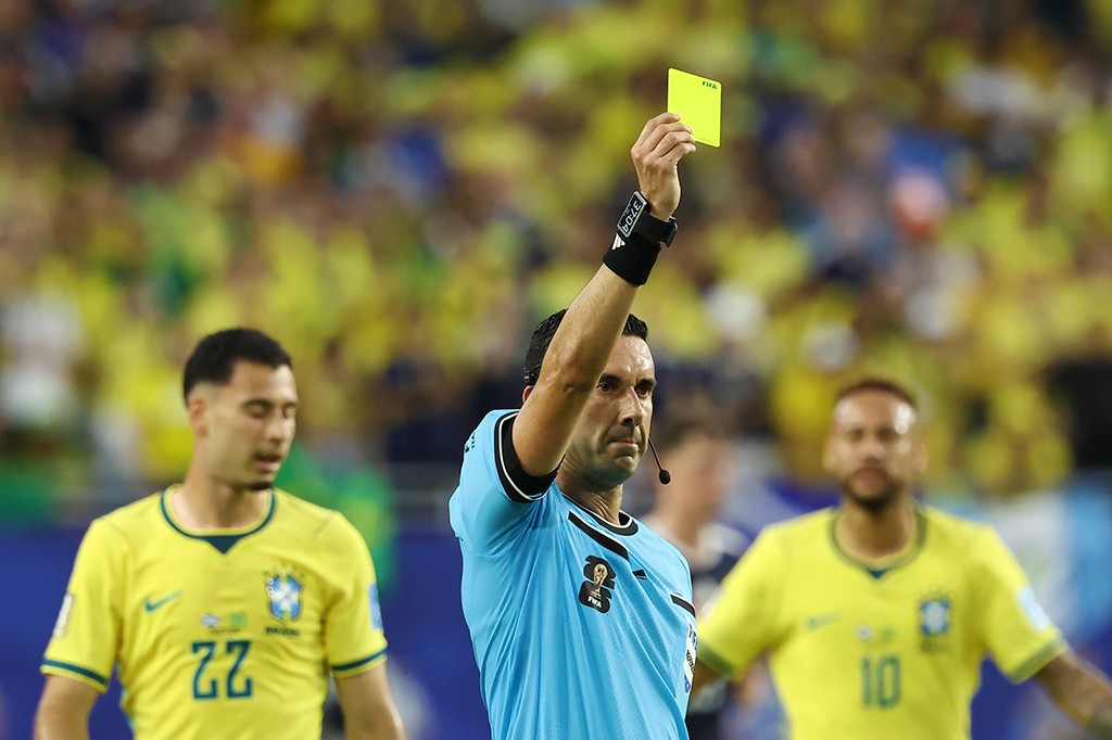 Cartão amarelo tira dinheiro do jogador? Entenda quem paga a conta