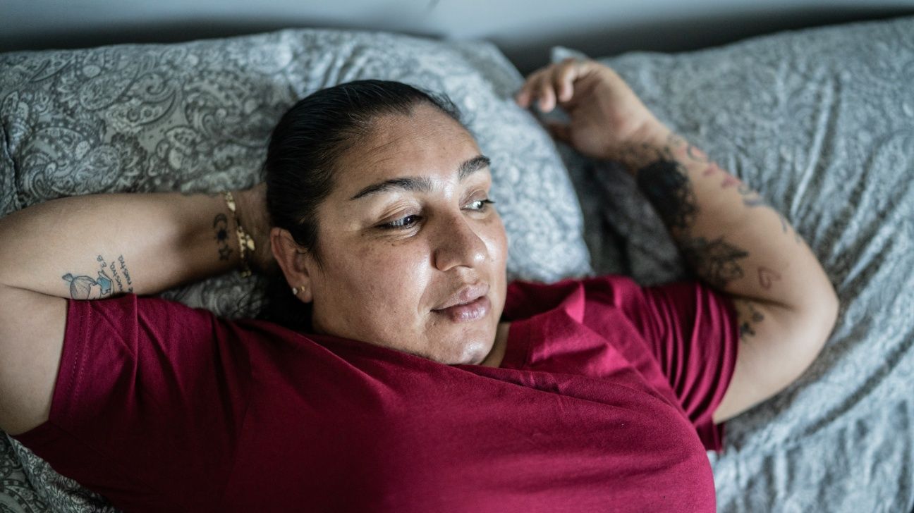 Dormir menos por semanas pode favorecer ganho de peso, aponta estudo