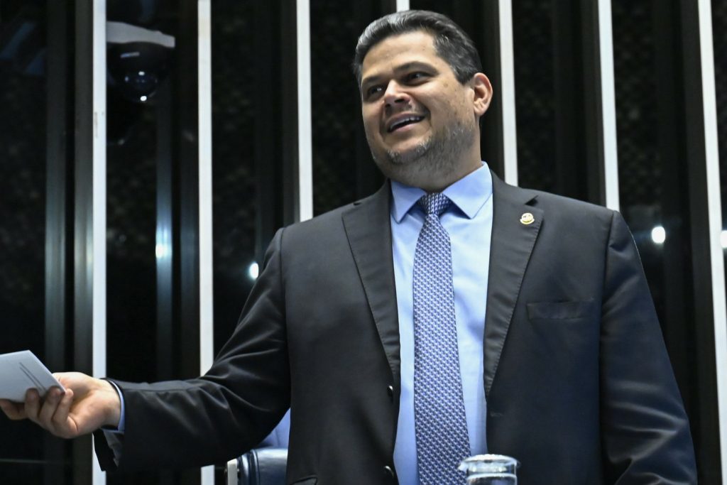 Alcolumbre segura PEC da 6x1 e reacende crítica ao “Congresso inimigo do povo”