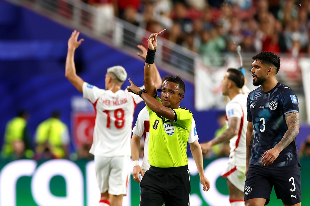 Cobriu a boca no campo e foi expulso: a regra inédita que mudou a Copa