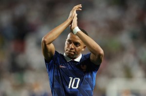 Mbappé classifica a França à 2ª fase da Copa e continua à caça de Messi