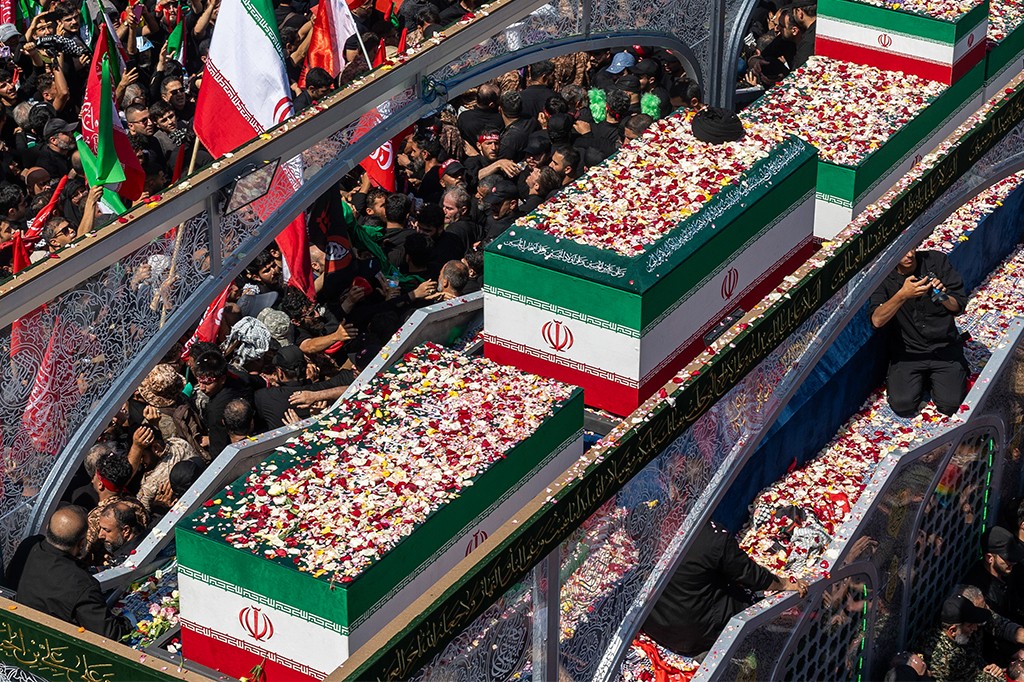 O mistério dos quatro meses: Por que o Irã guardou em sigilo o corpo de Khamenei