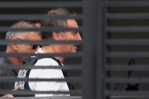 Arma apreendida e novo depoimento colocam futuro da domiciliar de Bolsonaro em debate
