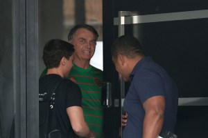 Bolsonaro depõe sobre arma apreendida em blitz a um dia do fim da domiciliar