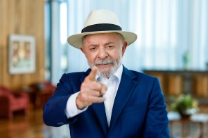 Quando chegarem à conclusão que todo político é ladrão, entrem na política, diz Lula