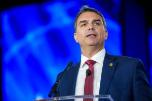 Flávio tenta barrar tarifa dos EUA e diz que medida beneficiaria governo Lula