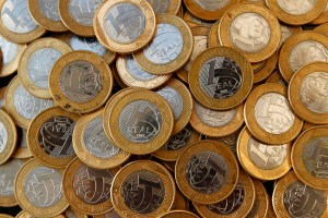 Taxas de juros futuros sobem com dólar e após ata sinalizar Selic alta por mais tempo